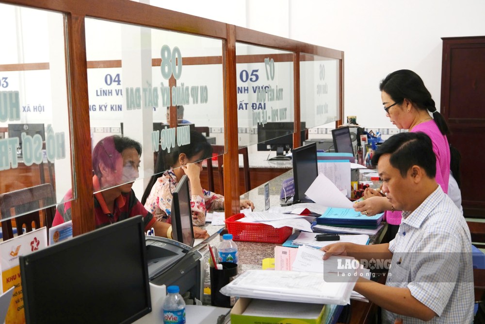 Civil servants at the Public Administrative Service Center of Truong Long commune, Can Tho city resolve administrative procedures for people. Photo: Ta Quang
