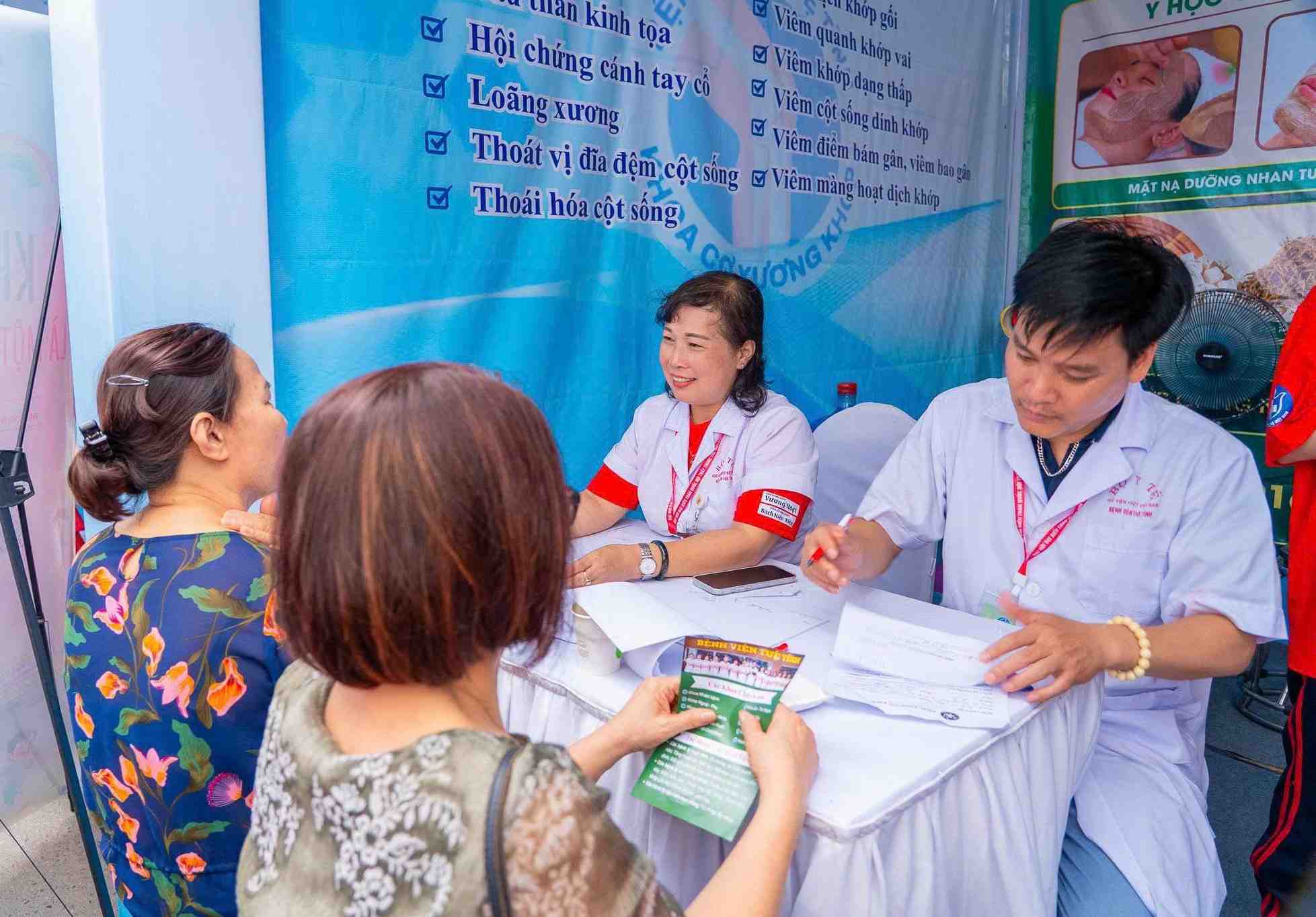 Academy officials examine and advise people on health. Image source: Vietnam Academy of Traditional Medicine and Pharmacy