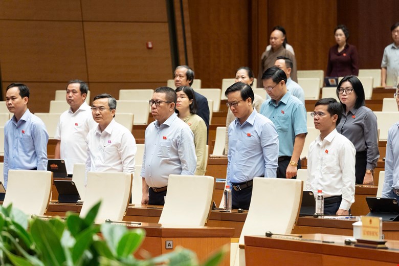 The National Assembly observed a minute of silence in memory of Lao National Assembly Chairman Saysomphone Phomvihane. Photo: Quochoi.vn