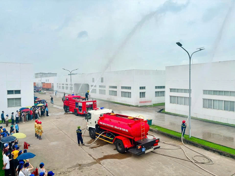 Equipping Sakurai Vietnam workers with fire prevention and fighting knowledge and skills. Photo: Thanh Hoa Trade Union