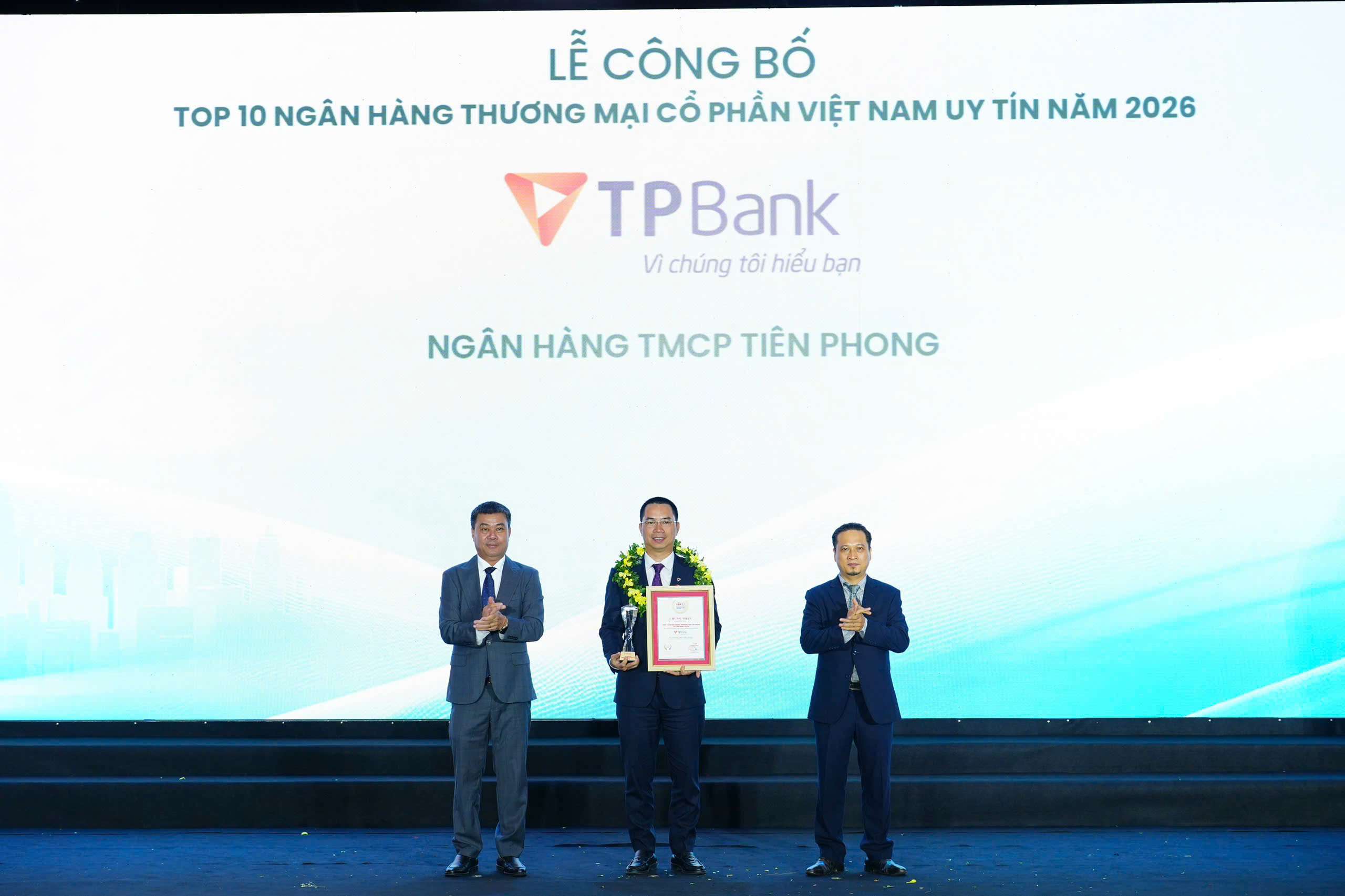 Phó Tổng Giám đốc Nguyễn Việt Anh đại diện TPBank nhận giải thưởng. Ảnh: TPBank