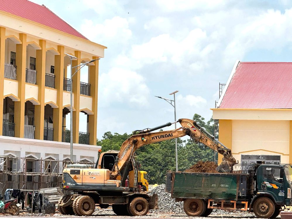 Các phương tiện tích cực thi công, hoàn thiện trường học. Ảnh: Bảo Trung