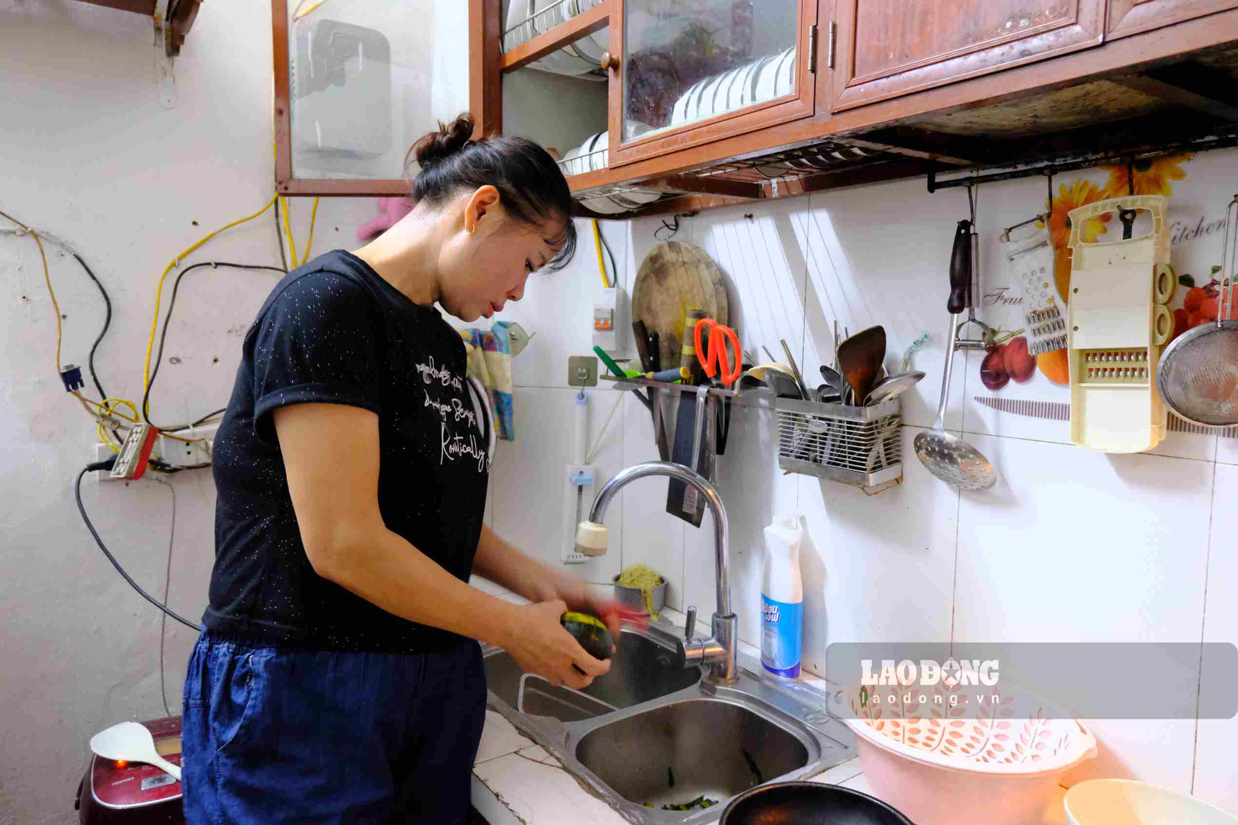 According to experts, housework and childcare should not be assumed as a separate responsibility of women. Photo: Han Nghien