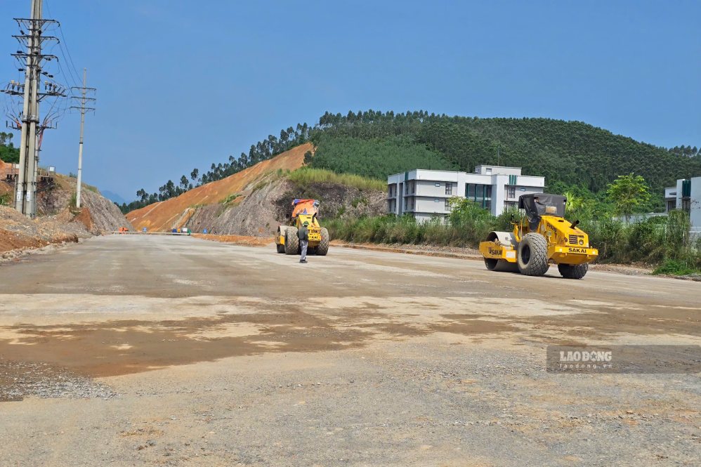 Chủ đầu tư khu công nghiệp là đơn vị đang thi công đoạn này. Ảnh: Tô Công