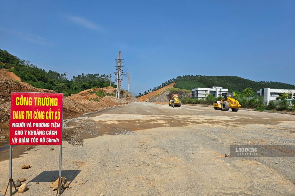 Đoạn đường của khu công nghiệp Cẩm Khê đấu nối với tuyến nhánh đường liên vùng đang thi công. Ảnh: Tô Công