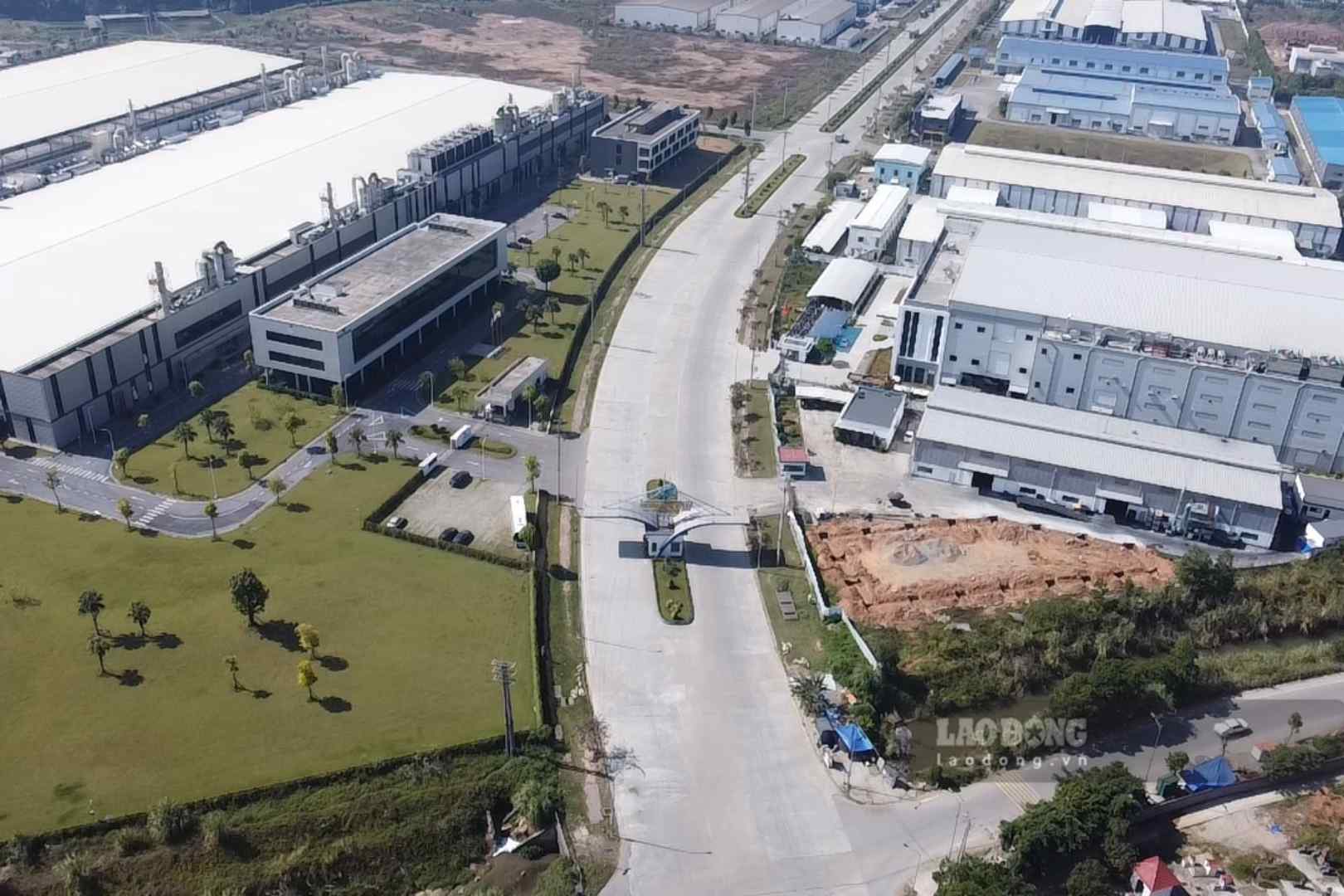 Cổng chính khu công nghiệp Cẩm Khê. Ảnh: Tô Công