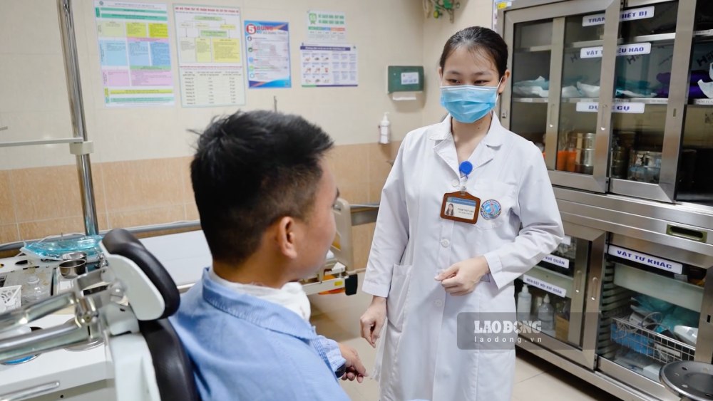 Le médecin examine le patient qui essaie d'avaler du riz pour pousser l'os de poisson et pousser également le corps étranger profondément dans le cou. Photo: Phuong Anh