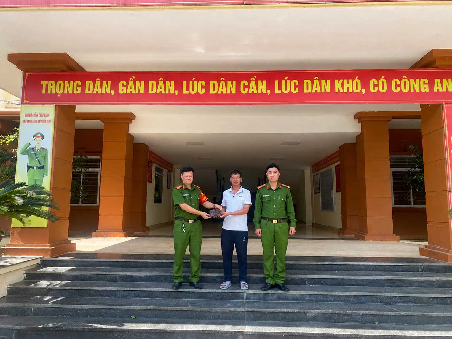 Returning property to citizens at the headquarters of Muong Khuong Commune Police. Photo: Lao Cai Provincial Police