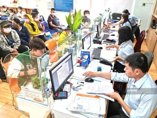 Employees who are both qualified to receive a pension and qualified to receive one-time social insurance will be able to choose to receive one-time social insurance or pension according to their personal wishes. Photo: Nam Duong