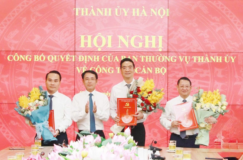 Ủy viên Trung ương Đảng, Phó Bí thư Thường trực Thành ủy Hà Nội Nguyễn Trọng Đông trao quyết định và tặng hoa chúc mừng các nhân sự nhận nhiệm vụ mới. Ảnh: Hanoi.gov.vn
