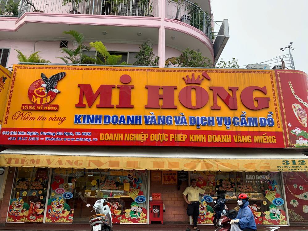 Customers still come to buy and sell gold at Mi Hong store (312 Bui Huu Nghia) after the inspection conclusion. Photo: Ngoc Le