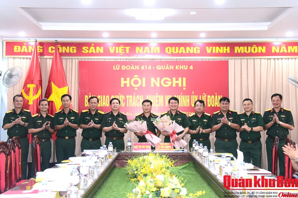 Major General Le Van Trung - Member of the Standing Committee of the Party Committee, Deputy Political Commissar of Military Region 4 and the working delegation of the Military Region and the commander of Engineer Brigade 414 presented flowers to congratulate Colonel Tran Thanh Binh and Colonel Nguyen Doan Hoan. Photo: Huy Cuong/Military Region 4