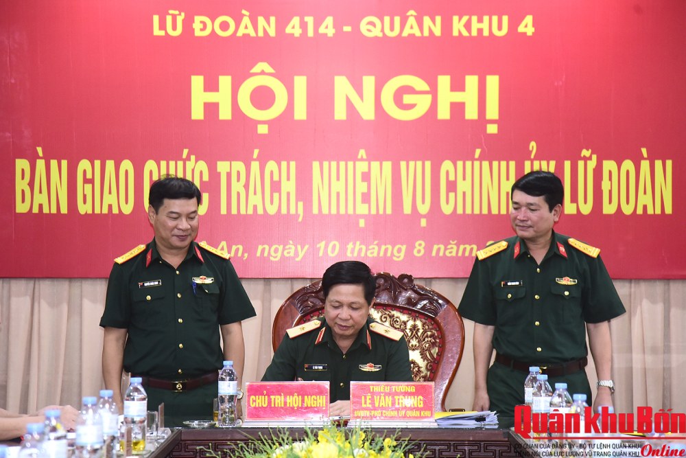 Thiếu tướng Lê Văn Trung - Ủy viên Ban Thường vụ Đảng ủy, Phó Chính ủy Quân khu 4 ký chấp nhận bàn giao giữa 2 Đại tá quân đội. Ảnh: Huy Cường/Quân khu 4