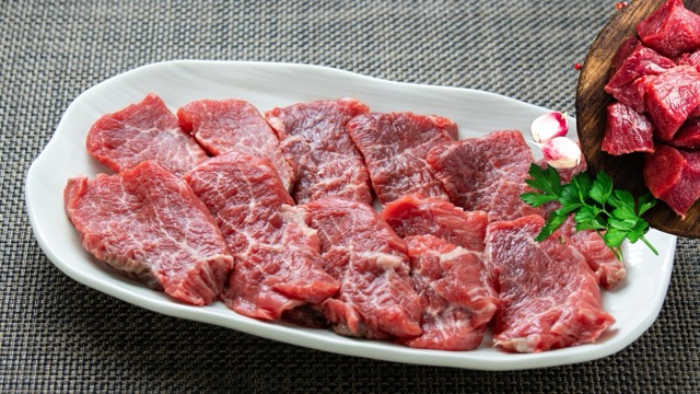 Beef portions with a lot of fat usually contain more energy, while lean portions may be a suitable choice for people who want to control their weight. Image using AI: Huong Son