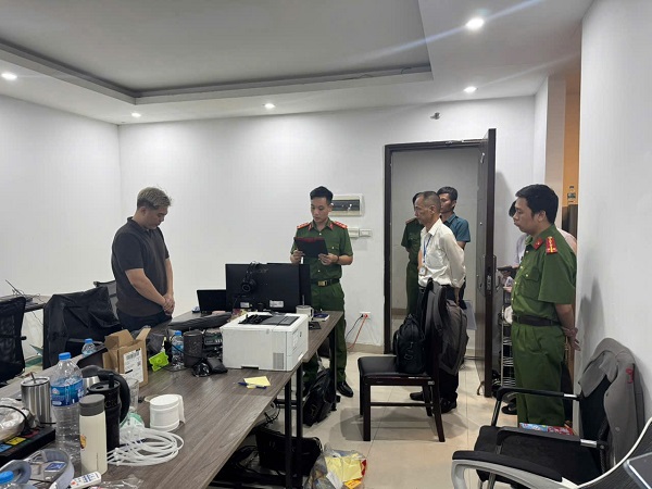 Cơ quan Cảnh sát điều tra Phú Thọ khám xét khẩn cấp nơi làm việc của các đối tượng. Ảnh: Công an Phú Thọ