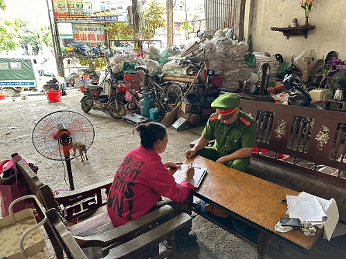 Phu Ninh Commune Police propagate to people not to buy illegal license plates. Photo: Phu Tho Police