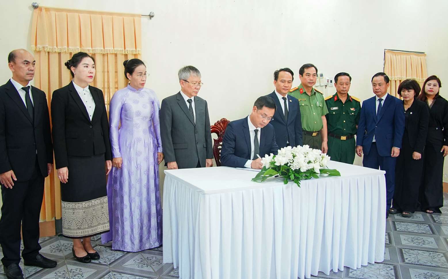Member of the Party Central Committee, Secretary of the Da Nang City Party Committee Le Ngoc Quang writes in the mourning book at the funeral of Comrade Saysomphone Phomvihane at the Lao Consulate General in Da Nang. Photo: Da Nang City e-Portal