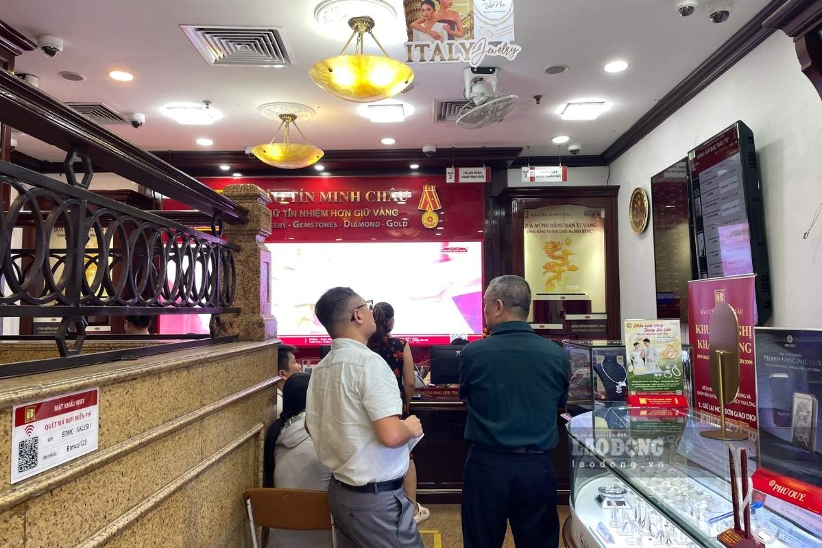 Gold prices adjust slightly down, people are still cautious when spending money to buy gold. Photo: Bao Anh