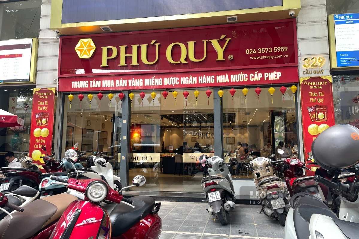 Cửa hàng giao dịch khá sôi động ngày đầu tuần, người dân có nhu cầu trao đổi mua bán vàng nhẫn và sản phẩm từ bạc. Ảnh: Hạ Linh