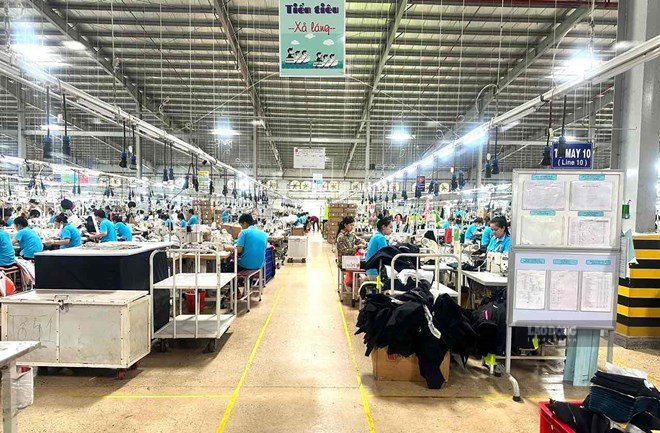 La société par actions Dong Phu Cuong (commune de Thong Nhat, Dong Nai) recrute des centaines d'ouvriers du textile. Photo: HAC