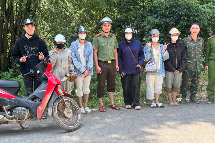 警察部隊は、住民を支援するために部隊を迅速に動員しました。写真:ザーホイコミューン警察