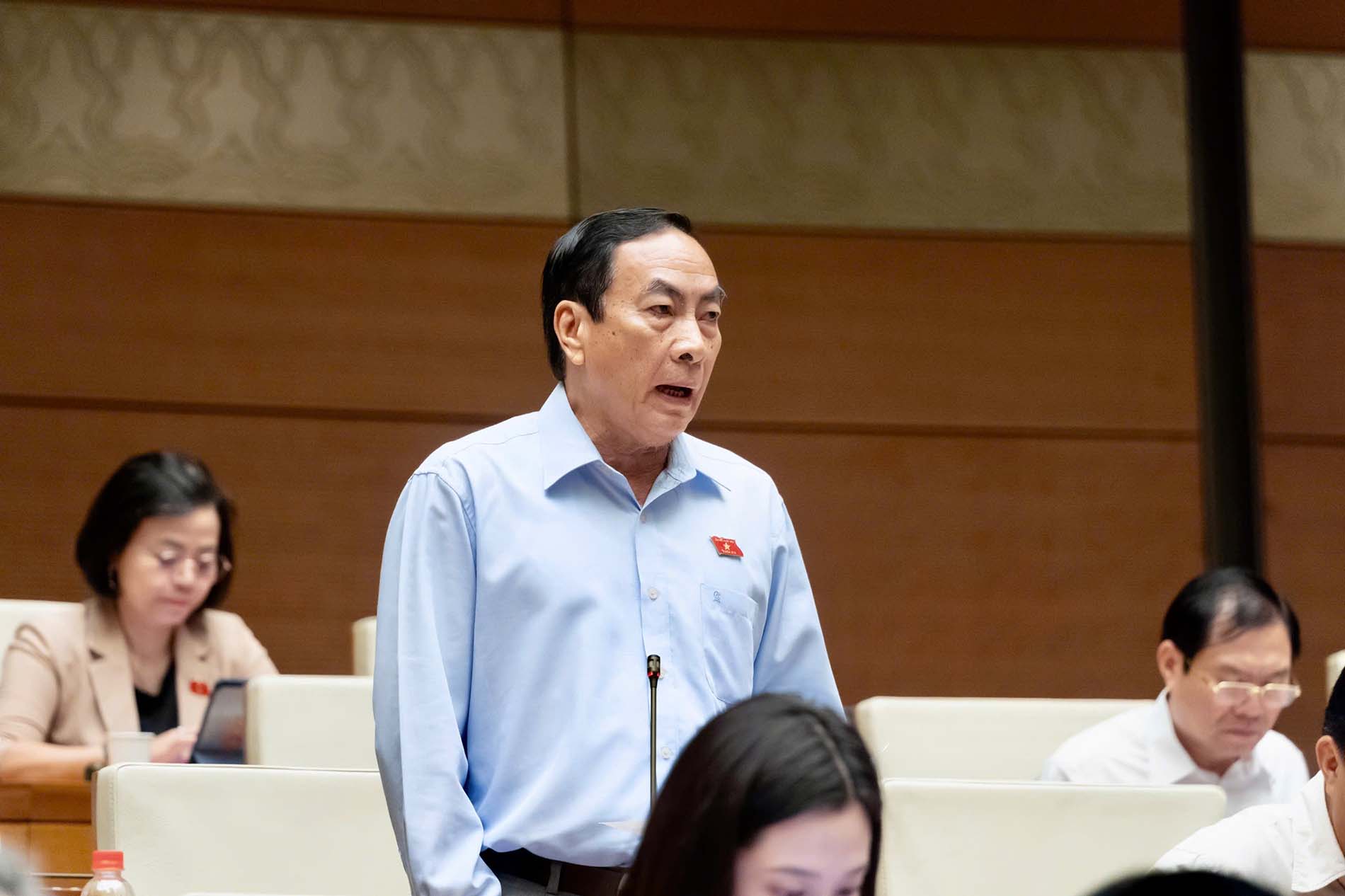 Delegate Pham Van Hoa said that people over 70 years old should not be regulated as mediators. Photo: Quochoi. vn