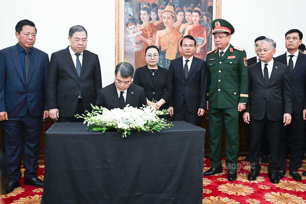 Uỷ viên Bộ Chính trị, Thủ tướng Chính phủ Lê Minh Hưng ghi sổ tang tại lễ viếng Chủ tịch Quốc hội Lào 