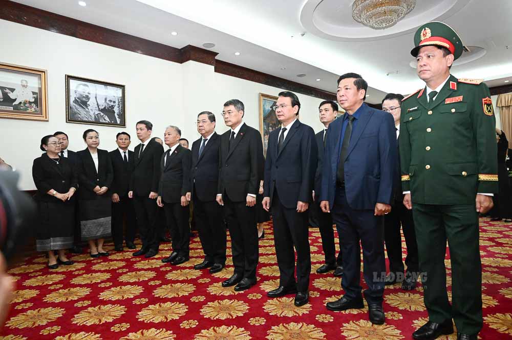 The high-level delegation of the Vietnamese Government led by Politburo Member, Prime Minister Le Minh Hung visited Politburo Member, Chairman of the Lao National Assembly Saysomphone Phomvihane. Photo: Hai Nguyen