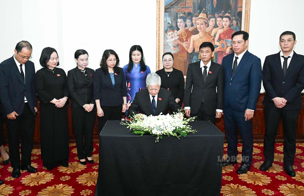 ghi sổ tang tại lễ viếng Chủ tịch Quốc hội Lào Saysomphone Phomvihane. Ảnh: Hải Nguyễn