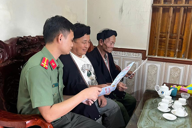 Huong Can Commune Police exchange with reputable people in the commune, contributing to bringing legal regulations to each household, clan and residential area. Photo: Phu Tho Provincial Police e-Portal