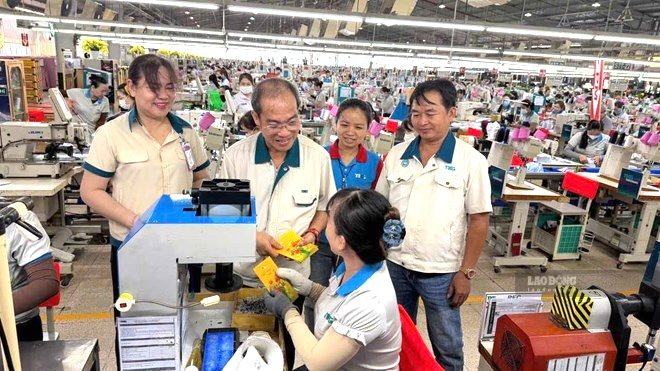 TKG Taekwang Vina Company rewards workers with 2/9 daily salary on National Day. Photo: HAC