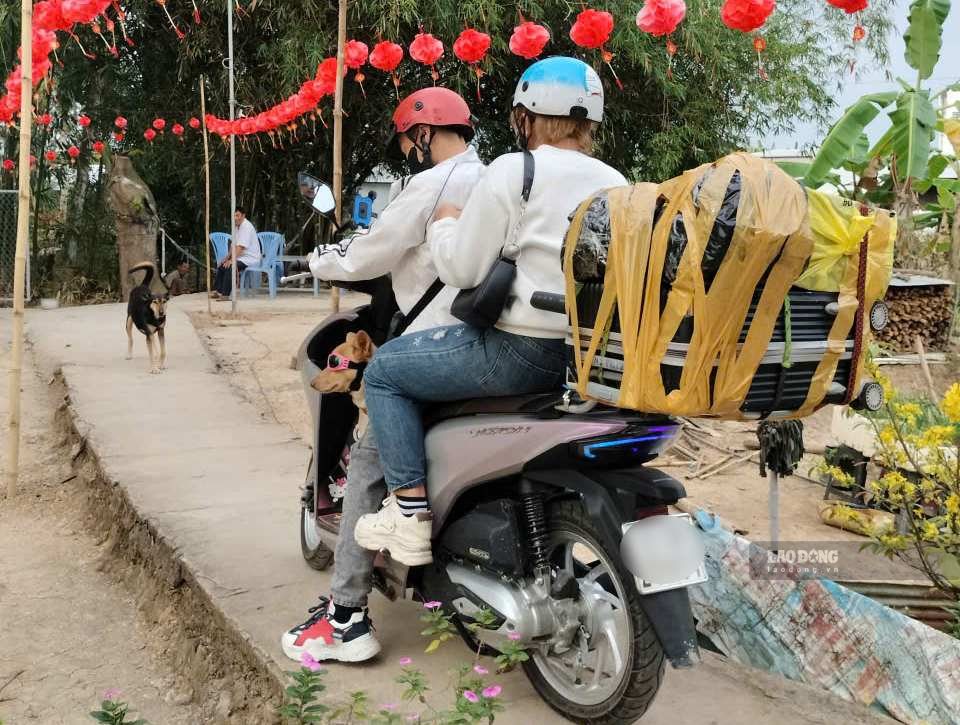 The fact that workers get early leave before Tet will be more convenient for travel, especially when the number of people returning to their hometowns increases in the days leading up to Tet. In the photo is Ms. Nguyen Minh Tam returning to the industrial park to work after each holiday and Tet. Photo: My Ly