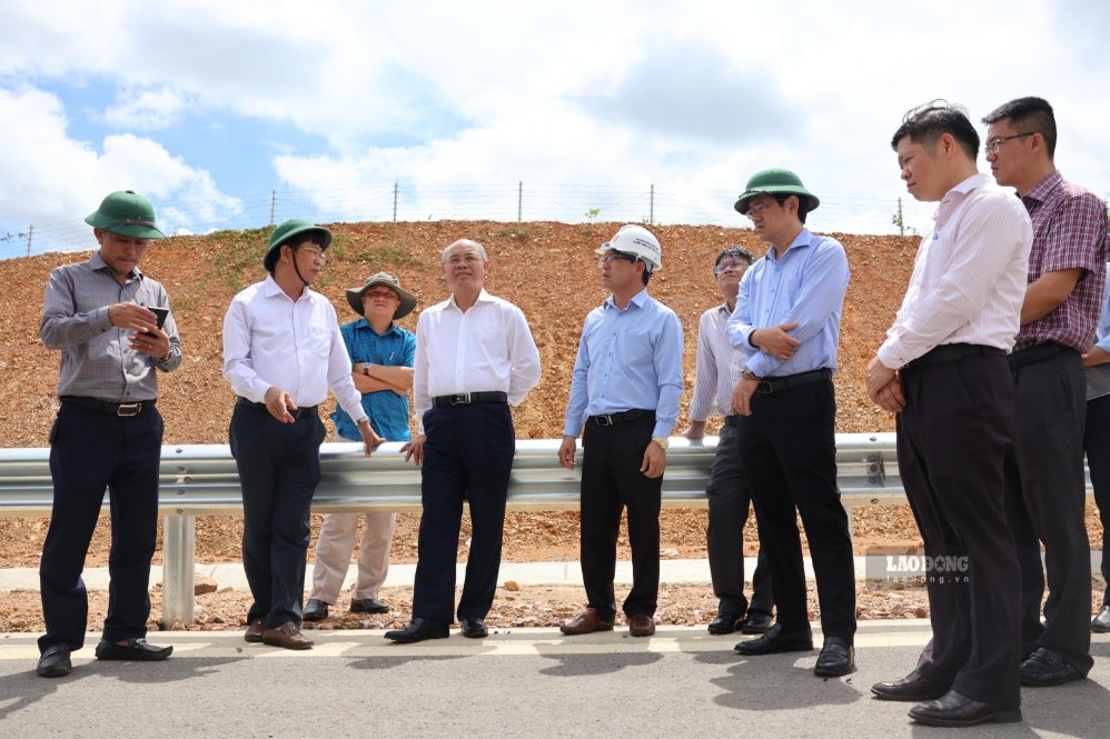 Leaders of Dak Lak Provincial People's Committee inspect the progress of component project 3 (belonging to the Khanh Hoa - Buon Ma Thuot expressway project). Photo: Bao Trung