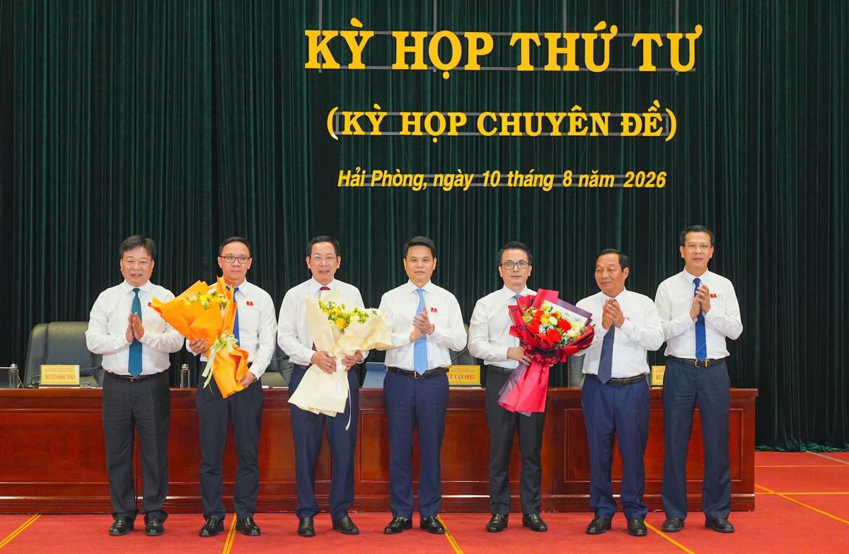 Secretary of the City Party Committee Le Ngoc Chau and the Standing Committee of the City People's Council presented flowers to congratulate the comrades who were additionally elected to their positions. Photo: Hai Phong e-Portal