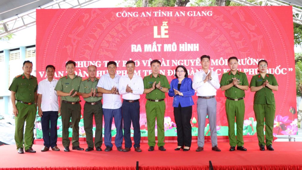 Leaders of Phu Quoc Special Economic Zone People's Committee take souvenir photos with all members of the Steering Committee and Working Group at the launching ceremony. Photo: Tien Dung/An Giang Police