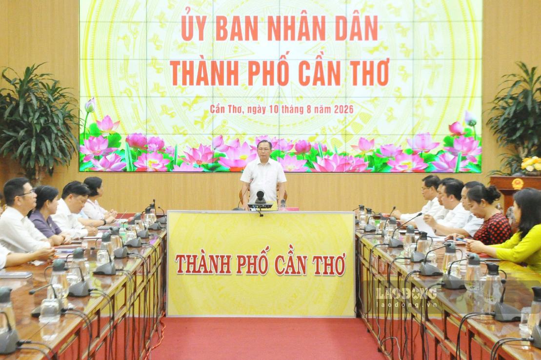 Ông Lê Công Lý - Phó Chủ tịch Thường trực UBND TP Cần Thơ phát biểu tại Hội nghị thông báo Quyết định của Ban Thường vụ Thành ủy và Chủ tịch UBND TP về công tác cán bộ tại Văn phòng UBND TP. Ảnh: Tạ Quang