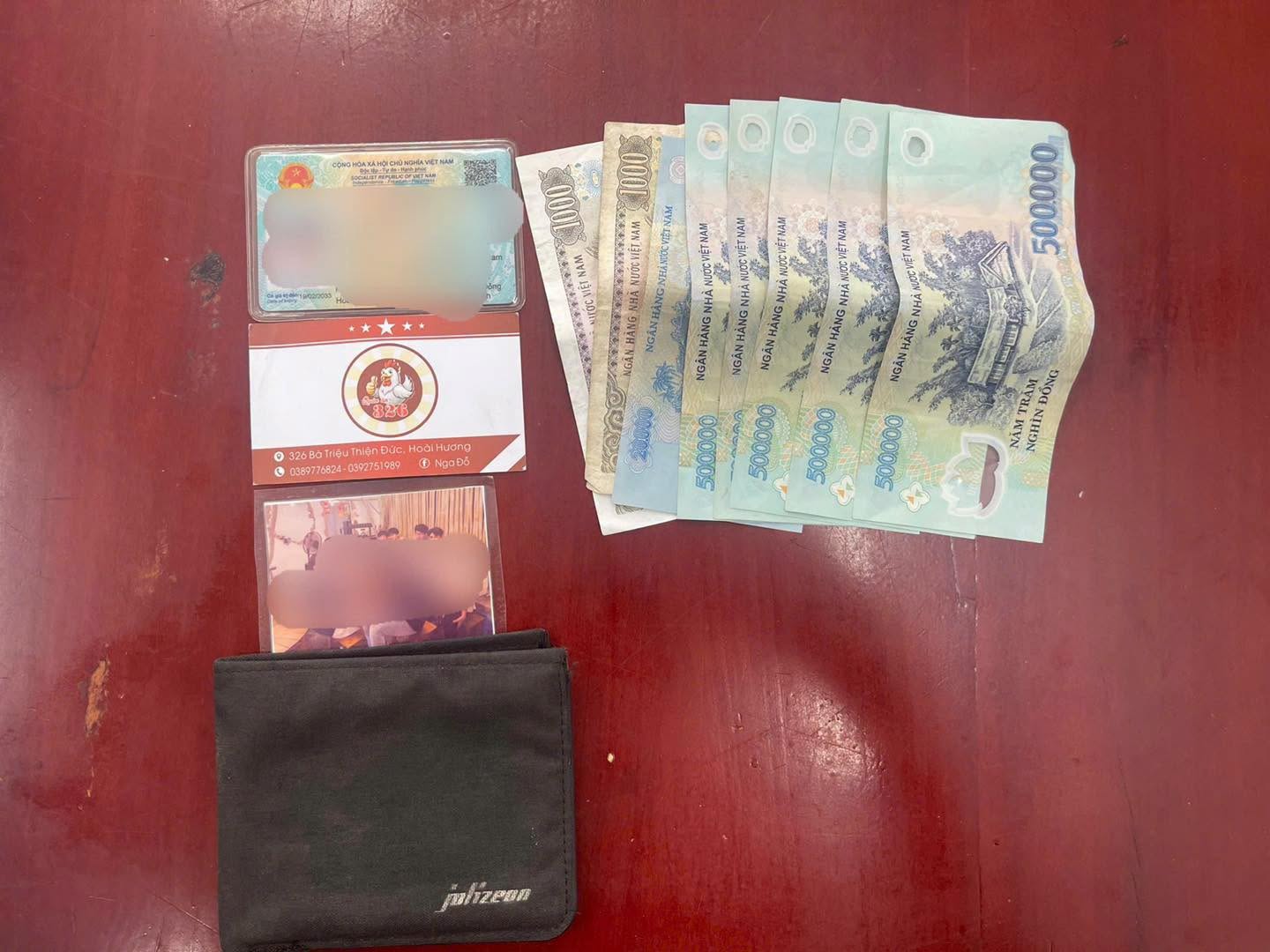 Picking up a wallet in the middle of the road, the man immediately went to the police to return it to the person who dropped it. Photo: Phuoc Dinh Police