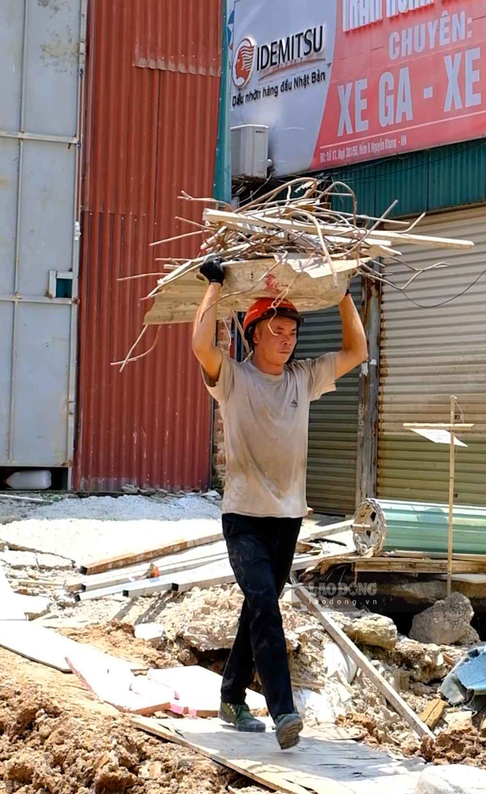 La chaleur torride, de nombreux travailleurs indépendants doivent encore travailler dur à l'extérieur, confrontés à la déshydratation et à l'épuisement.