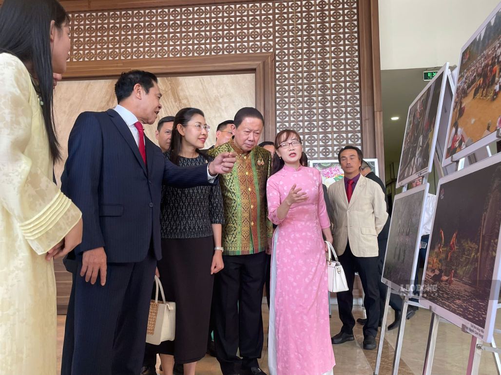 Ông Võ Trọng Hải - Phó Bí thư Tỉnh ủy, Chủ tịch UBND tỉnh Nghệ An cùng các đại biểu tham quan triển lãm tranh. Ảnh: Phạm Chung