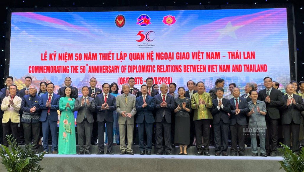Các đại biểu chụp ảnh lưu niệm tại Lễ kỷ niệm 50 năm thiết lập quan hệ ngoại giao Việt Nam - Thái Lan. Ảnh: Phạm Chung