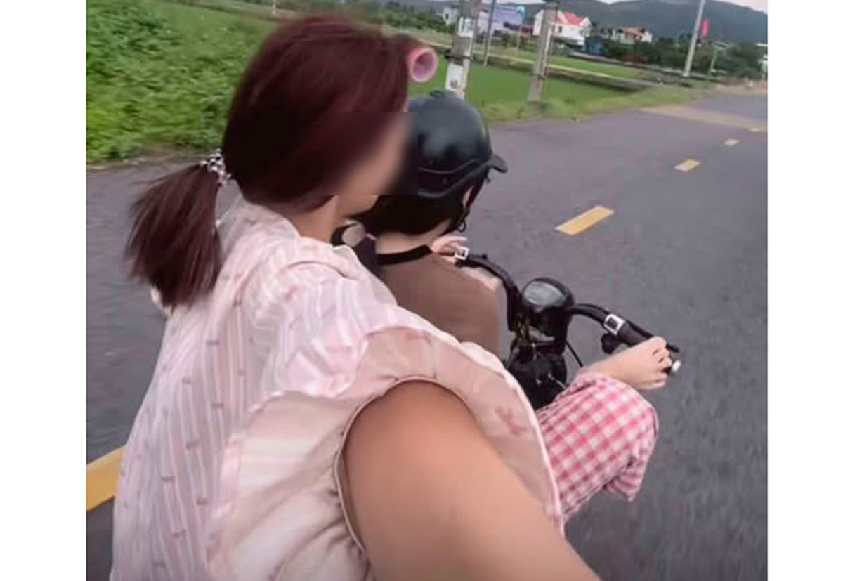 Hình ảnh em D dùng chân điều khiển xe, trong khi người ngồi phía sau không đội mũ bảo hiểm đăng tải trên mạng xã hội. Ảnh: Công an Quảng Ninh