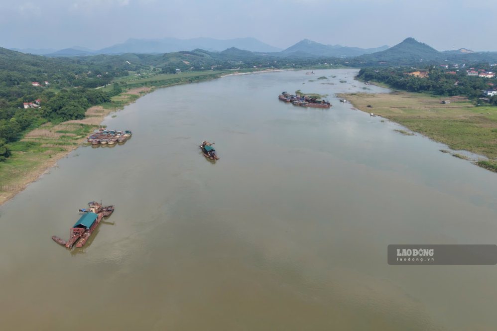 Mực nước sông Lô đang xuống nhanh. Ảnh: Tô Công