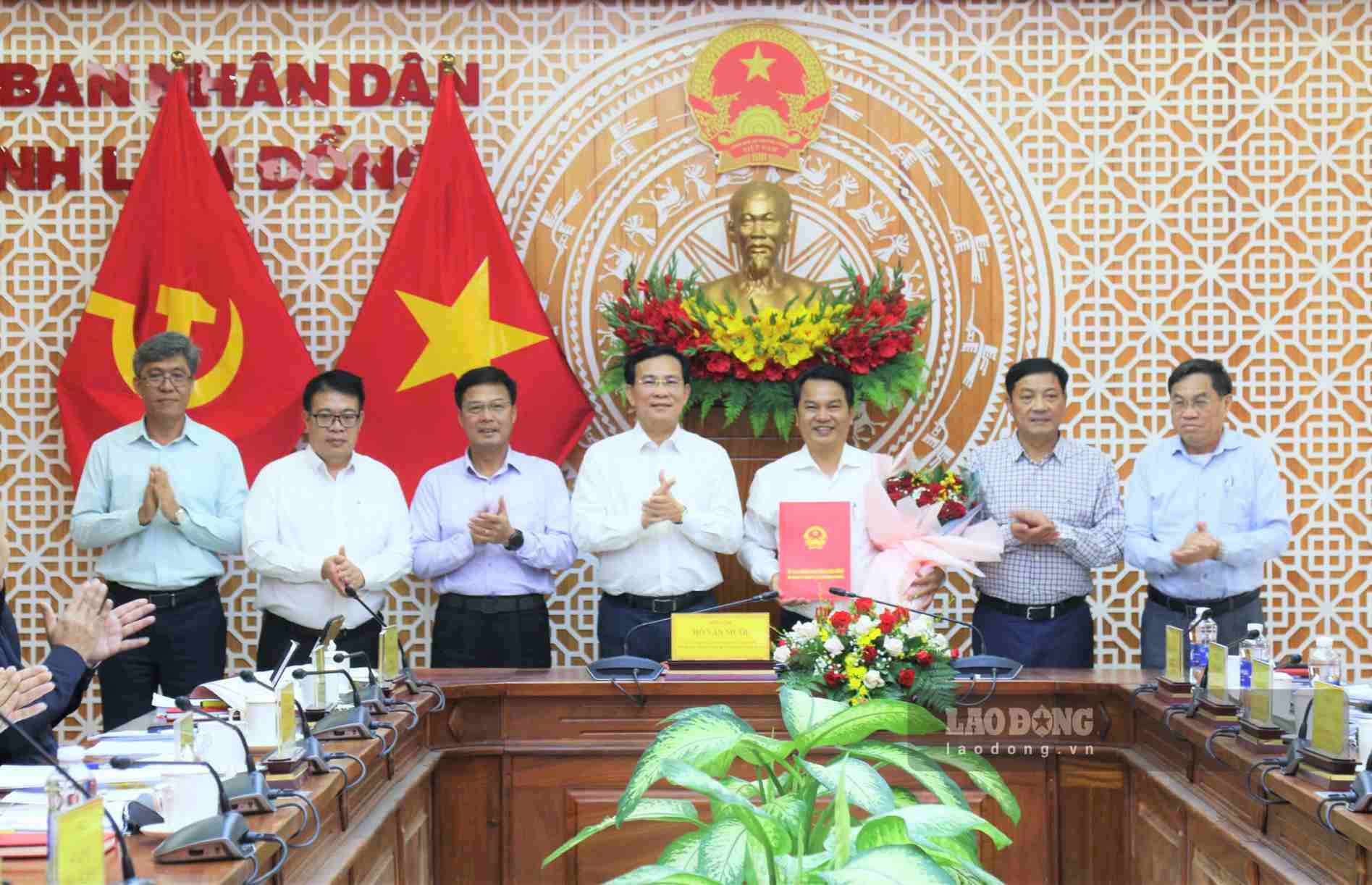 UBND tỉnh Lâm Đồng công bố và trao quyết định cho thôi việc theo nguyện vọng cá nhân đối với ông Nguyễn Nhân Bản, Tỉnh ủy viên, Giám đốc Ban QLDA Đầu tư xây dựng số 1. Ảnh: Lương Nguyễn
