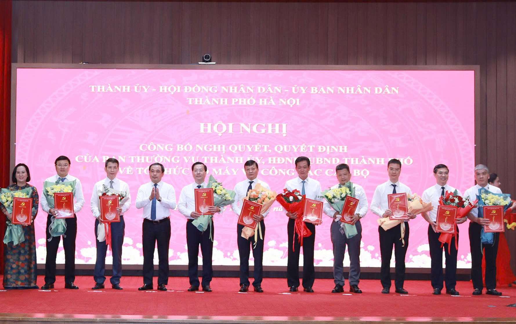 Hanoi City Party Committee, People's Council, and People's Committee organize conferences to announce decisions on personnel work. Photo: Hanoi City Party Committee
