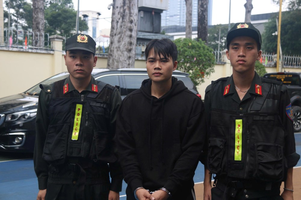 Đối tượng  Hồ Thành Được (ở giữa) cầm đầu nhóm đòi nợ thuê bị công an bắt giữ. Ảnh: Công an TPHCM
