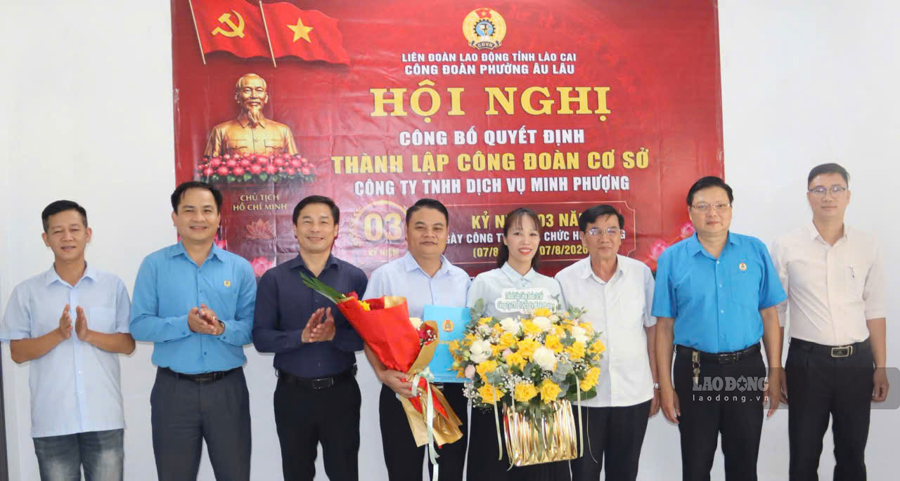 Leaders of Lao Cai Provincial Labor Federation and Au Lau Ward Trade Union present flowers to congratulate the Executive Committee of the Grassroots Trade Union. Photo: Thu Hien