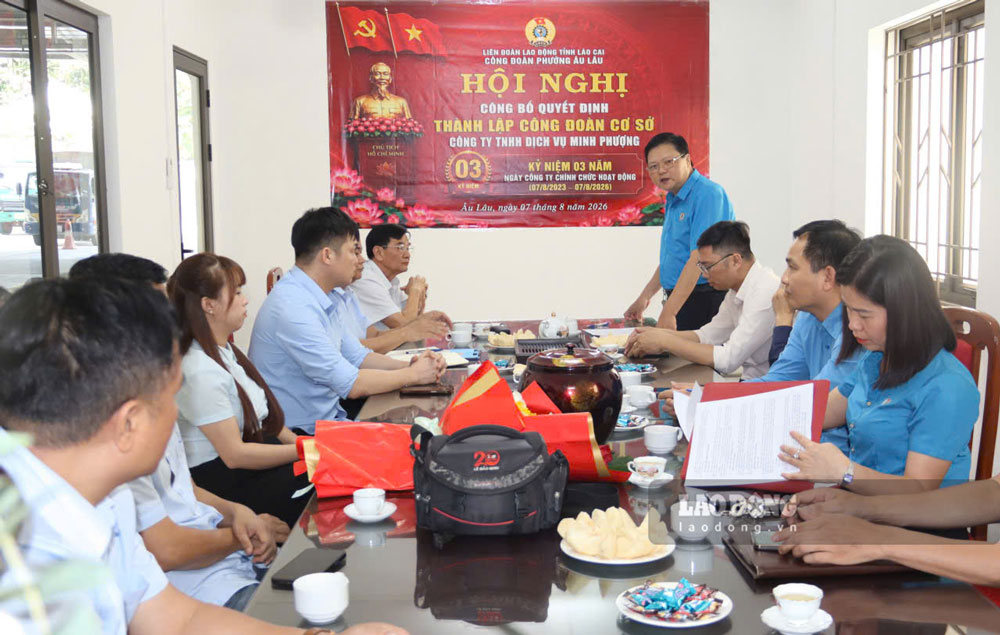 Ông Nguyễn Hồng Thoan, Phó Chủ tịch LĐLĐ tỉnh Lào Cai phát biểu giao nhiệm vụ cho CĐCS. Ảnh: Thu Hiền