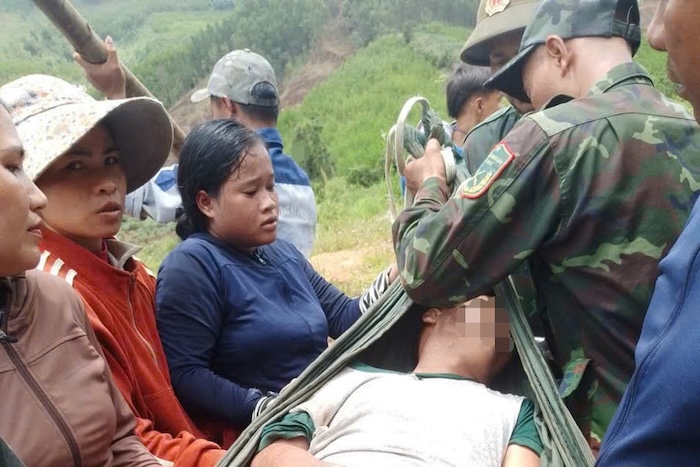 People discovered Mr. D lying dying in the forest, suspected of being gored by a buffalo. Photo: Provided by Huong Hiep Commune People's Committee