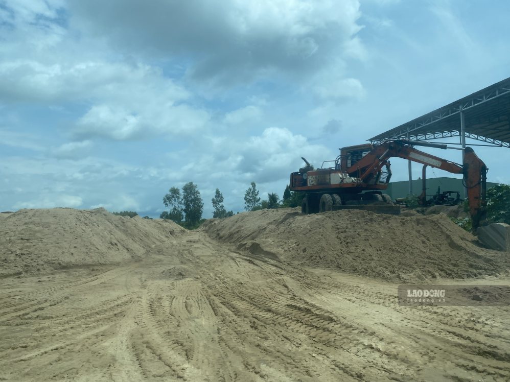 Nhiều người dân, doanh nghiệp có nhu cầu cao đối với cát, đất san lấp cho các dự án công trình xây dựng. Ảnh: Thanh Tuấn