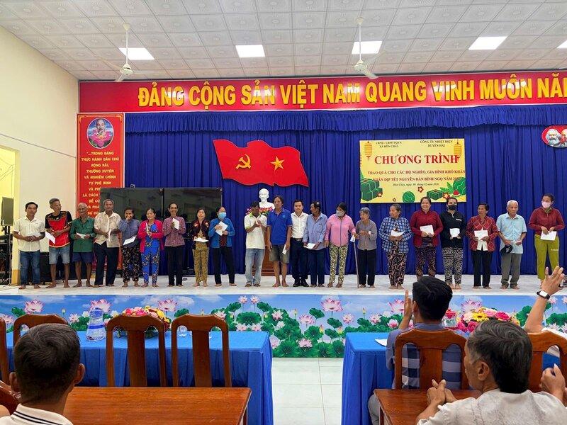 Đại diện Công ty Nhiệt điện Duyên Hải trao quà Tết cho các gia đình chính sách trên địa bàn tỉnh Vĩnh Long. Ảnh: Nhiệt điện Duyên Hải